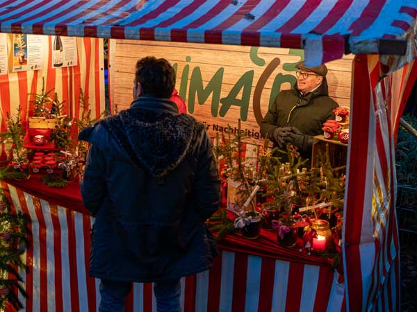 Marktstand mit einem Aussteller