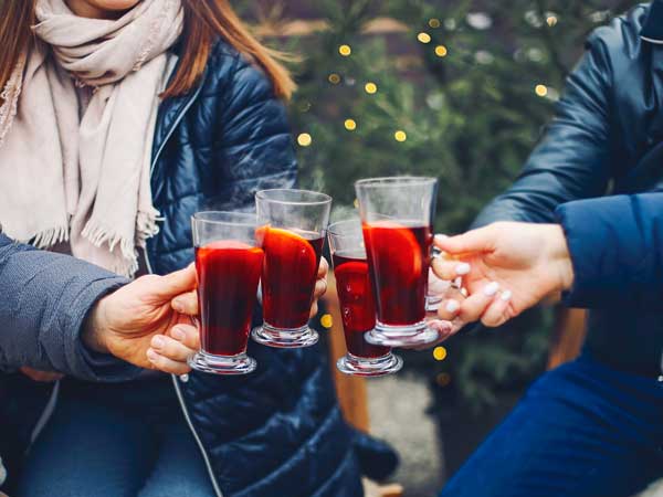 Personen trinken Glühwein